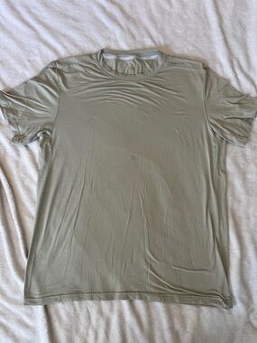 Mens Lululemon work out t-shirt in a cool athletic gray color, size Large.